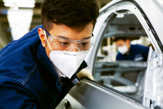  workers manufacture cars on an assembly line.
