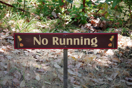 NO RUNNING sign at a hiking trail