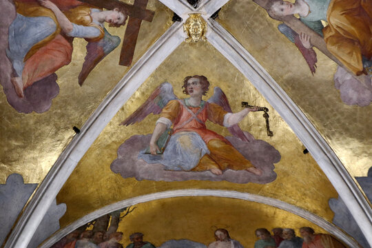 Dettaglio del maestoso mosaico absidale della Basilica di San Giovanni in Laterano a Roma, figura di angelo su fondo oro zecchino e scene bibliche, capolavoro di arte sacra medievale e bizantina
