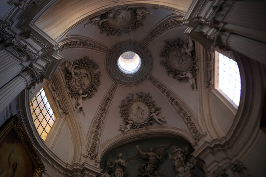 Interno della Cappella Lancellotti nella Basilica di San Giovanni in Laterano a Roma, splendida volta barocca con stucchi bianchi, angeli decorativi e oculo centrale luminoso
