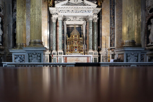 Altare del Santissimo Sacramento nella Basilica di San Giovanni in Laterano a Roma, splendido esempio di architettura barocca con tabernacolo dorato, rilievo dell'Ultima Cena e monumentali colonne in 