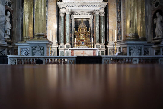 Altare del Santissimo Sacramento nella Basilica di San Giovanni in Laterano a Roma, splendido esempio di architettura barocca con tabernacolo dorato, rilievo dell'Ultima Cena e monumentali colonne in 