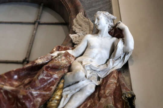 Allegoria del Tempo, scultura di Gaspare Sibilla nel monumento funebre del Cardinale Nicola Maria Antonelli, Basilica di San Giovanni in Laterano a Roma, dettaglio in marmo bianco e drappo in marmo co
