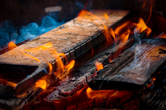 le&ntilde;a asado fuego