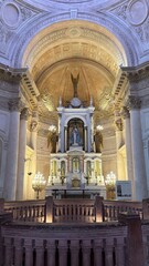 Fototapeta premium Interior do Panteão Nacional dos Heróis em Assunção, Paraguai. Vista panorâmica e close-up do altar principal, rotunda central e cúpula com vitrais. Mausoléu histórico paraguaio.
