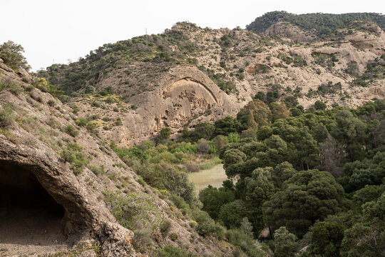 Formaci&oacute;n rocosa erosionada en el entorno del Caminito del Rey en M&aacute;laga