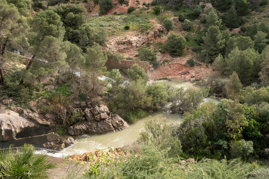 R&iacute;o Guadalhorce con paisaje verde en el entorno del Caminito del Rey
