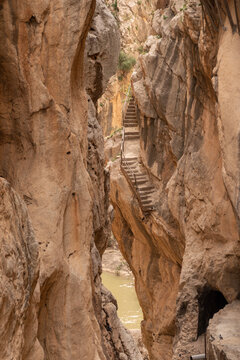 Escaleras del Caminito del Rey en desfiladero con r&iacute;o al fondo