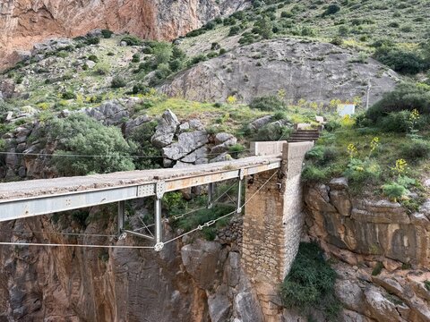 Puente antiguo sobre el desfiladero en el Caminito del Rey en M&aacute;laga