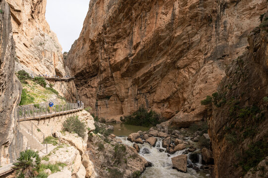 Caminito del Rey con pasarela en desfiladero estrecho en M&aacute;laga