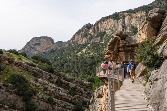 Caminito del Rey con pasarela en desfiladero estrecho en M&aacute;laga