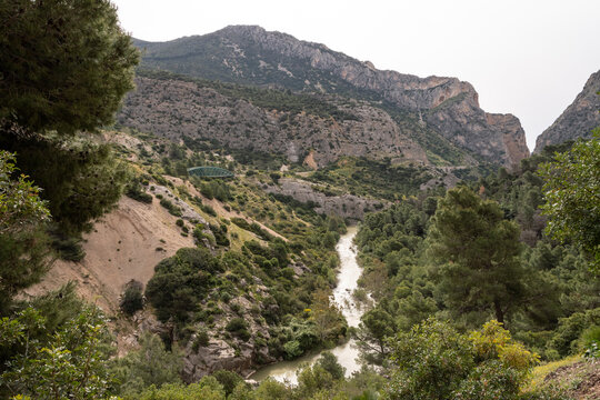 Vista del r&iacute;o en valle verde en el entorno del Caminito del Rey