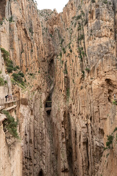 Senderistas recorriendo el Caminito del Rey en pasarela sobre desfiladero