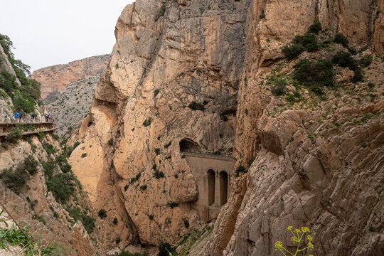 Senderistas recorriendo el Caminito del Rey en pasarela sobre desfiladero