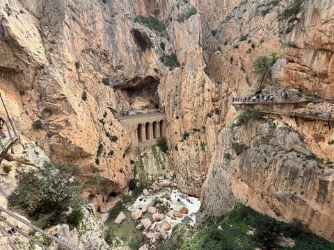 Senderistas recorriendo el Caminito del Rey en pasarela sobre desfiladero