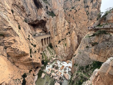Senderistas recorriendo el Caminito del Rey en pasarela sobre desfiladero
