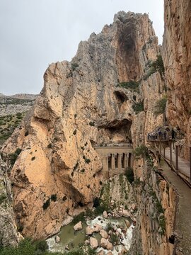 Senderistas recorriendo el Caminito del Rey en pasarela sobre desfiladero