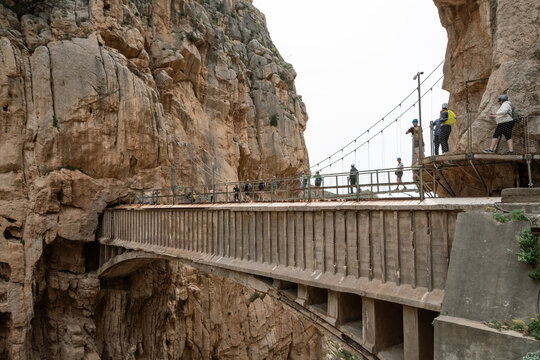 Senderistas cruzando el puente colgante del Caminito del Rey en M&aacute;laga