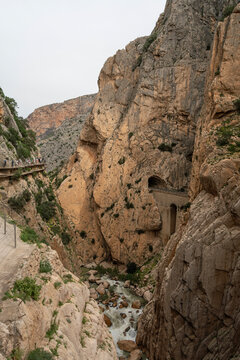 Senderistas recorriendo el Caminito del Rey en pasarela sobre desfiladero