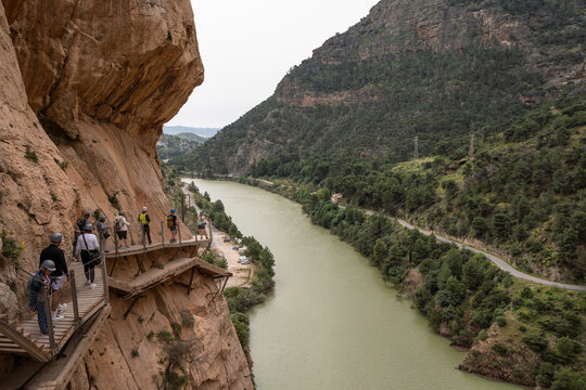 Senderistas recorriendo el Caminito del Rey en pasarela sobre desfiladero