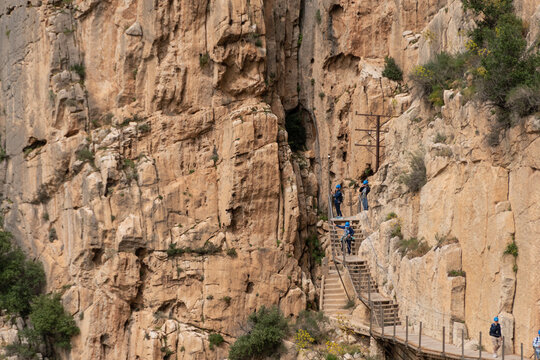 Senderistas recorriendo el Caminito del Rey en pasarela sobre desfiladero