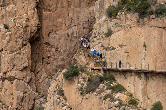 Senderistas recorriendo el Caminito del Rey en pasarela sobre desfiladero