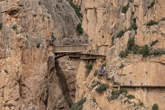 Senderistas cruzando el puente colgante del Caminito del Rey en M&aacute;laga