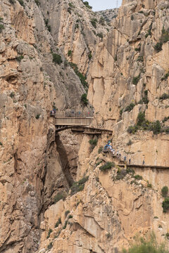 Senderistas cruzando el puente colgante del Caminito del Rey en M&aacute;laga