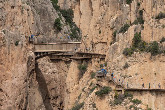 Senderistas cruzando el puente colgante del Caminito del Rey en M&aacute;laga