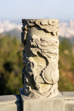 Una estatua de un &aacute;ngel decorativo destaca bajo el cielo azul junto a monumentos de arquitectura antigua y figuras de piedra en un sien tradicional rodeado de cultura e historia de Asia