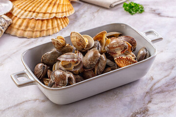 Steamed vongole clams with spices © Andrei Starostin