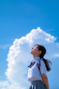 眩しい日差しの中で目を閉じる女子生徒。夏休みや学生生活の情緒的なワンシーンを描いた背景素材。