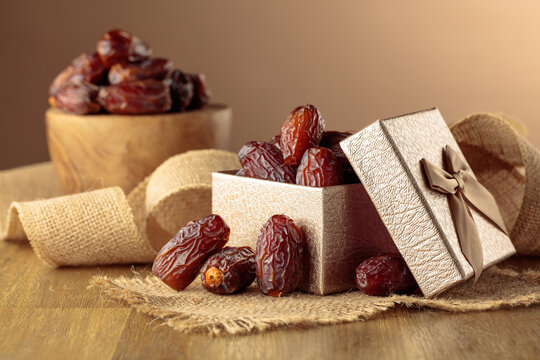 Dates fruits in gift box.
