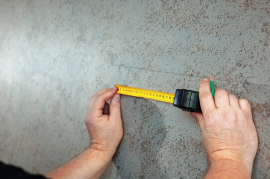  measuring tape nad pencil
