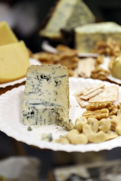 cu&ntilde;a de queso azul roquefort con frutos secos
