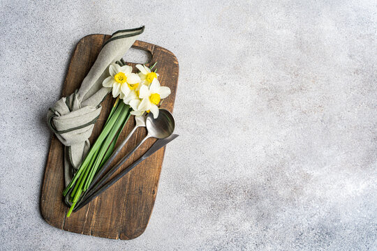 Spring daffodil bouquet on rustic board
