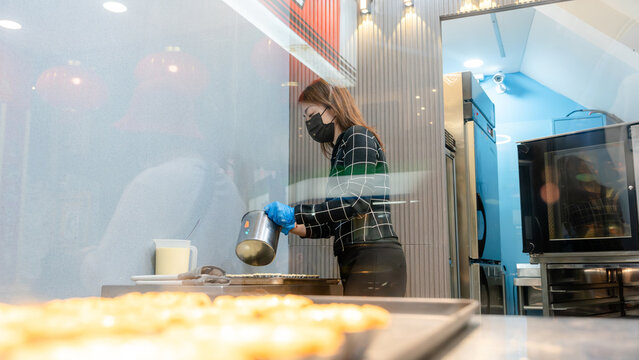 Taiwanese bakery chef prepares delicious pastries