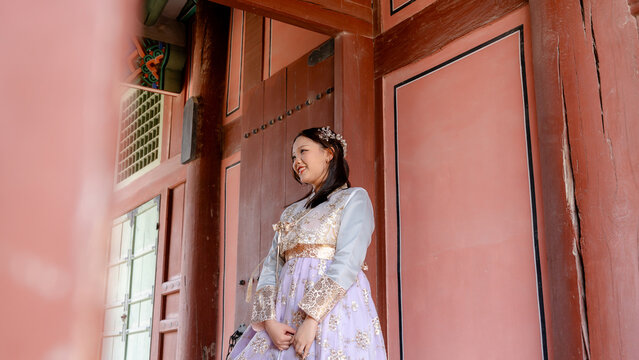 Woman in hanbok at Gyeongbokgung Palace in Seoul