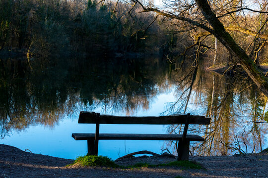 Einsame Sitzbank am romantisch gelegenen Erlachsee, im Oberwald Karlsruhe