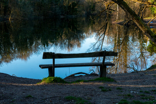 Einsame Sitzbank am romantisch gelegenen Erlachsee, im Oberwald Karlsruhe