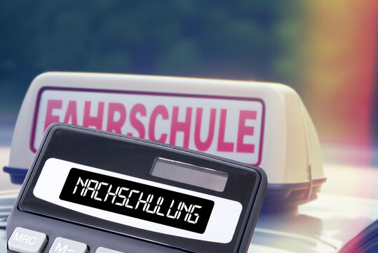 Fahrschule und Taschenrechner f&uuml;r die Kosten von einer Nachschulung bei der Probezeit