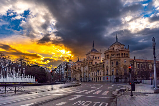 Valladolid ciudada europea de Espa&ntilde;a centrla en invierno al anochecer	
