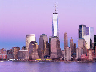 Obraz premium NYC urban landscape. New York City panoramic skyline scene. Aerial view of Manhattan skyscrapers in New York. NYC skyline with Hudson River landscape. New York City downtown skyline at dusk.