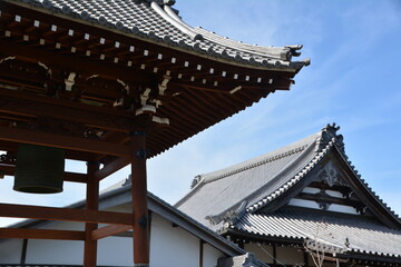 日本の伝統的な寺院建築の屋根 © apoptosis