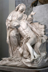 Obraz premium Pietà di Antonio Montauti nella Cappella Corsini della Basilica di San Giovanni in Laterano a Roma, monumentale scultura barocca in marmo bianco raffigurante il corpo di Cristo tra le braccia di Maria