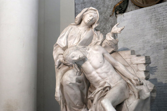 Piet&agrave; di Antonio Montauti nella Cappella Corsini della Basilica di San Giovanni in Laterano a Roma, monumentale scultura barocca in marmo bianco raffigurante il corpo di Cristo tra le braccia di Maria