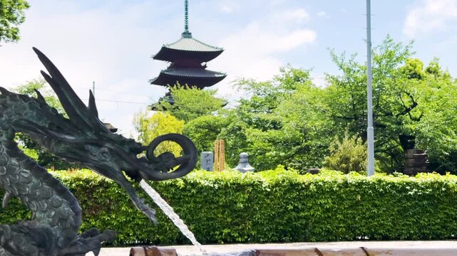 池上本門寺　手水舎の龍と五重塔