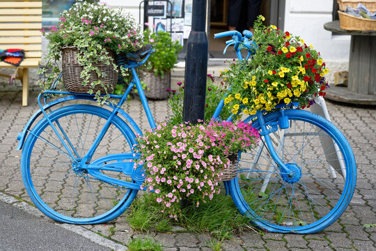 mit Blumen geschm&uuml;cktes Fahrrad in der Innenstadt von Flekkefjord in Norwegen
