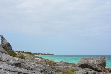 Fototapeta premium Mar azul turquesa y orilla rocosa en el caribe mexicano
