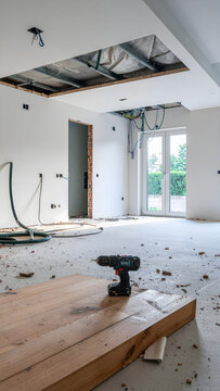 Chantier de r&eacute;novation d'une maison avec outils et sol en bois